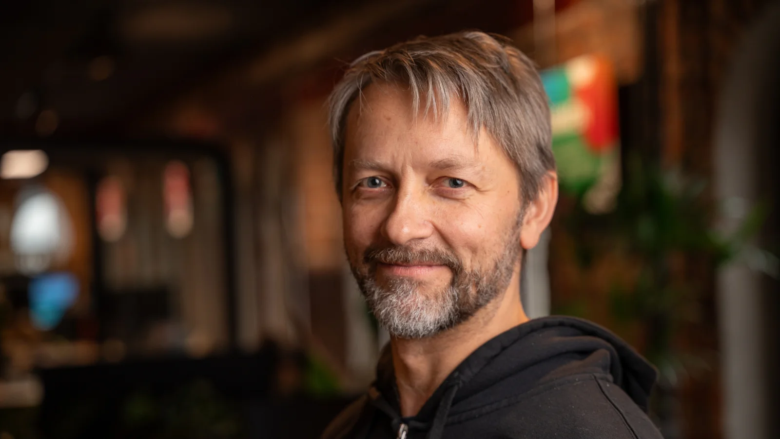 Illustrasjon av to AI-assistenter side om side – ChatGPT og Claude